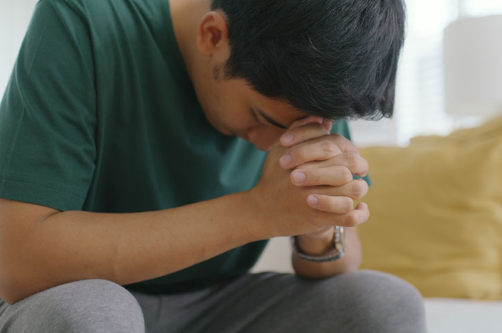 Addiction-relapse-triggers - Jaywalker man experiencing addiction relapse triggers