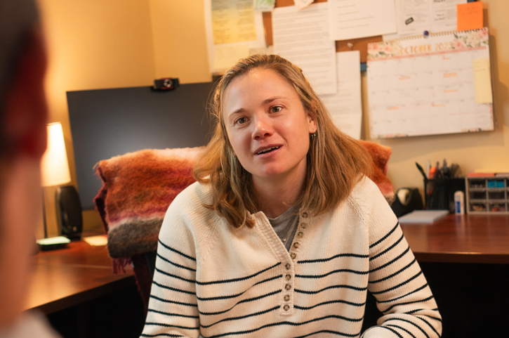 Php Treatment Length - Jaywalker Jaywalker therapist explaining How Long PHP Treatment is to a client