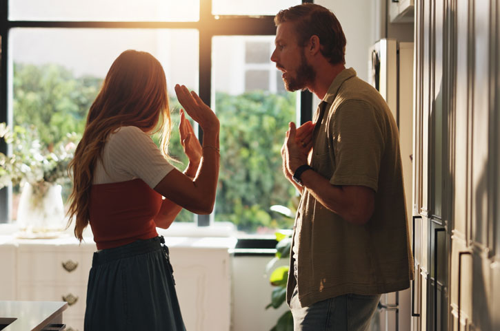 Dating-an-alcoholic-man - Jaywalker woman arguing with man about his alcohol abuse